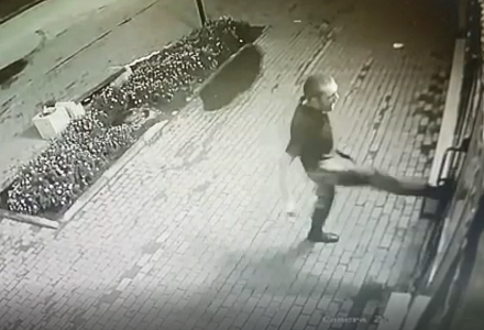 Обезврежен нападавший на прохожих мужчина с ножом (ВИДЕО)